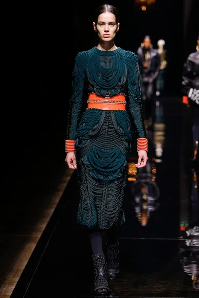 Look 16